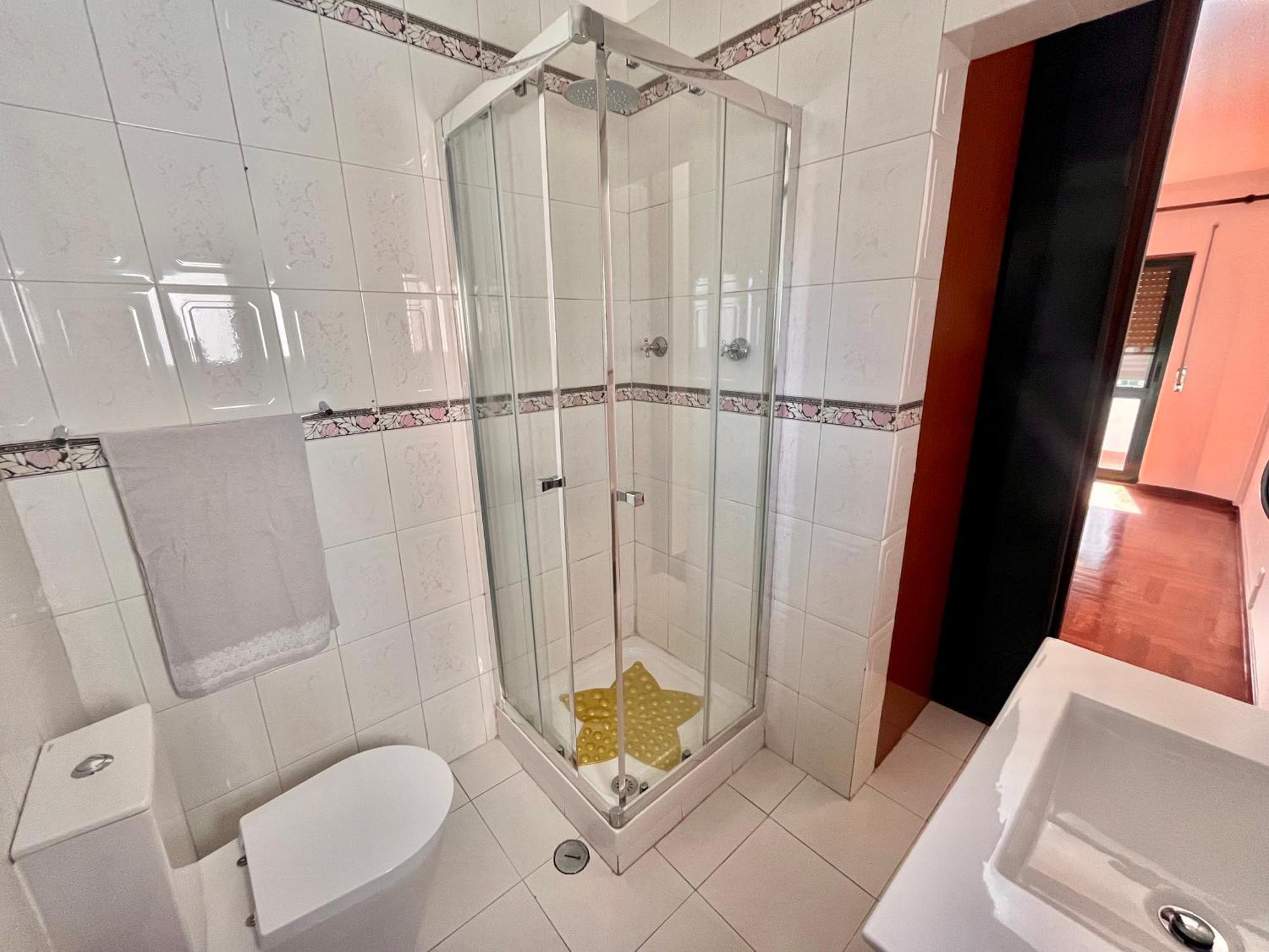 Quarto Boa Localizacao Com Cozinha E Casa De Banho Appartement Caparica Buitenkant foto