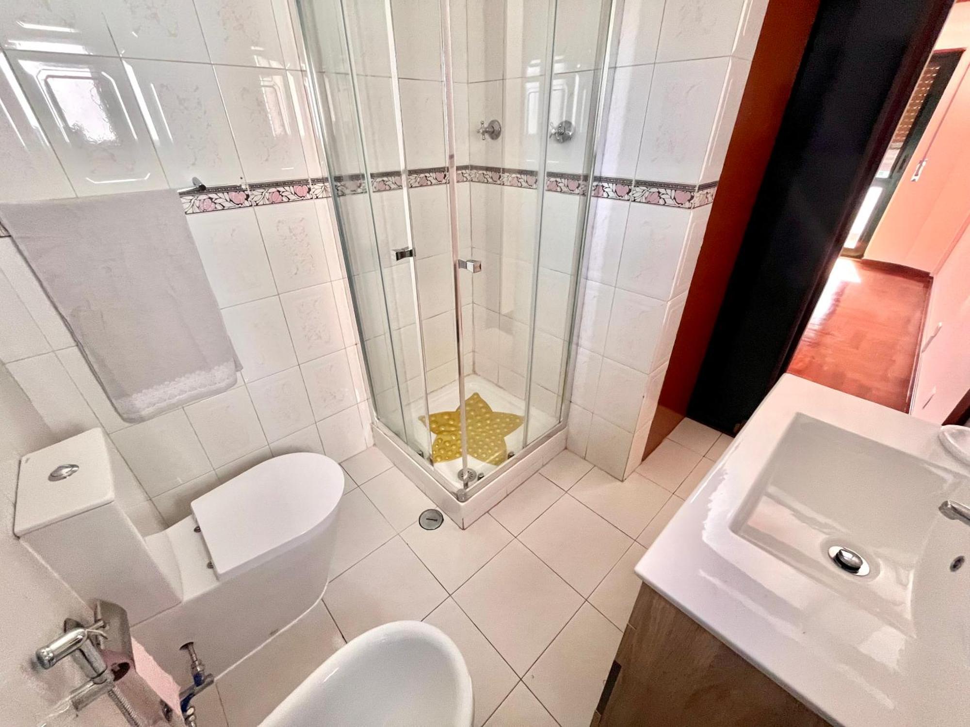 Quarto Boa Localizacao Com Cozinha E Casa De Banho Appartement Caparica Buitenkant foto